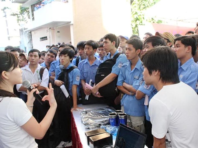 Sinh viên tìm kiếm cơ hội việc làm tại Ngày hội Việc làm Cao Thắng năm 2013