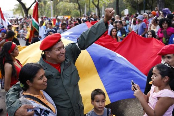 Một người ăn mặc giống ông Chavez trong lễ hội Carnaval hôm 4-3. Ảnh: Reuters