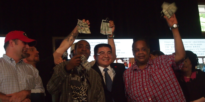 Ông Chen (giữa) đã không tặng 300 USD tiền mặt cho toàn bộ những người tham dự. Ảnh: Business Insider