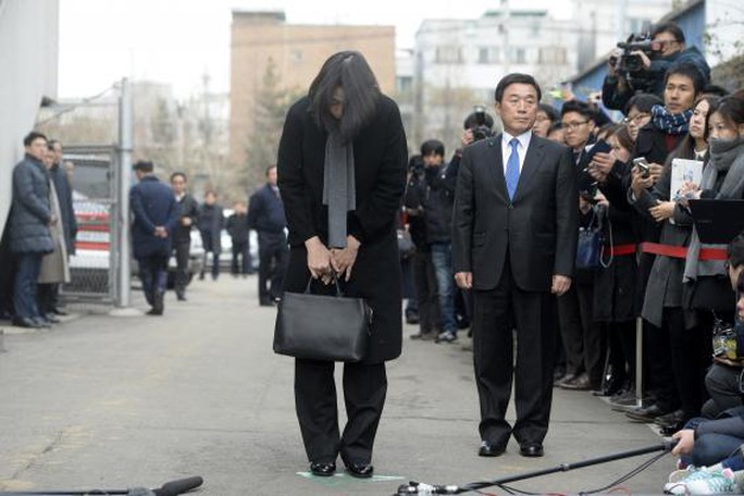 Tiếp viên trưởng tố con gái chủ tịch Korean Air Lines bắt quỳ gối