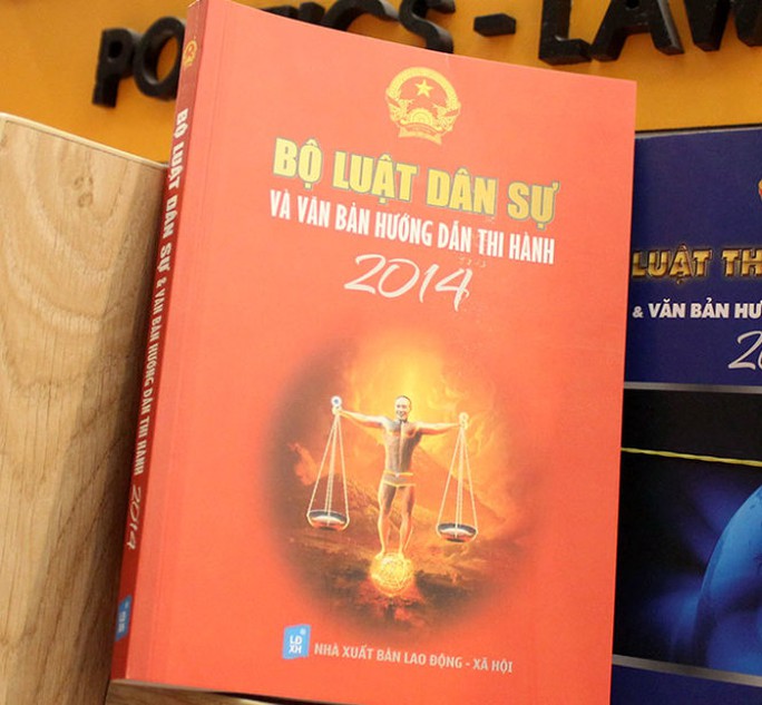 Bìa sách Bộ luật dân sự và văn bản hướng dẫn thi hành 2014 có gương mặt của diễn viên hài Công Lý - Ảnh: M.Hoa
