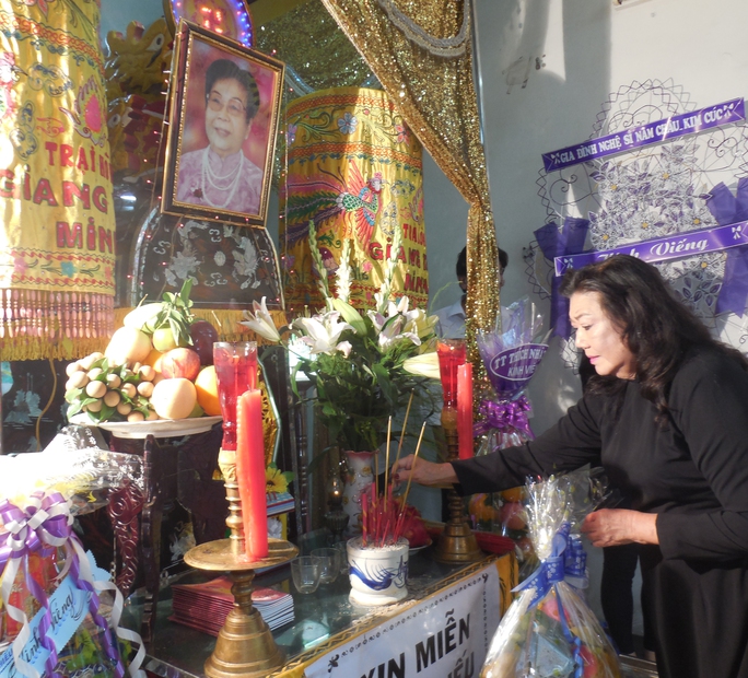 NSND Kim Cương xúc động tiễn biệt bà bầu Kim Chưởng, người con dâu của nghệ sĩ tiền phong Sáu Bê, cùng thời với cố NSND Bảy Nam