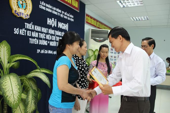 Ông Nguyễn Ngọc Bảo, Phó Ban Tuyên giáo LĐLĐ TP HCM, tặng giấy khen cho các cá nhân xuất sắc trong cuộc vận động