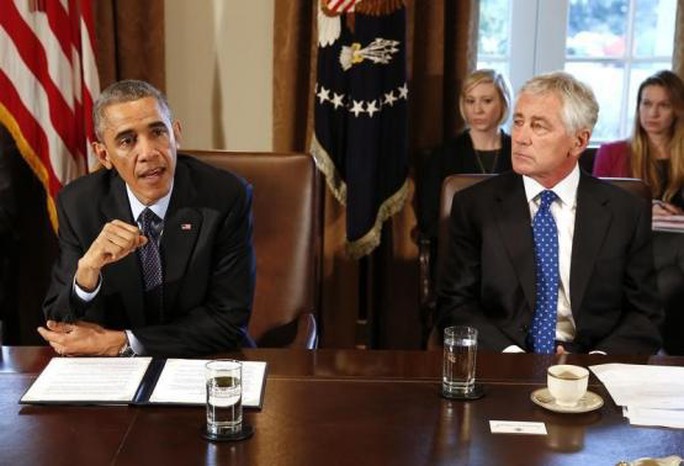 Tổng thống Obama phát biểu cạnh Bộ trưởng Quốc phòng Chuck Hagel trước cuộc họp nội các ở Nhà Trắng hôm 7-11. Ảnh: Reuters 