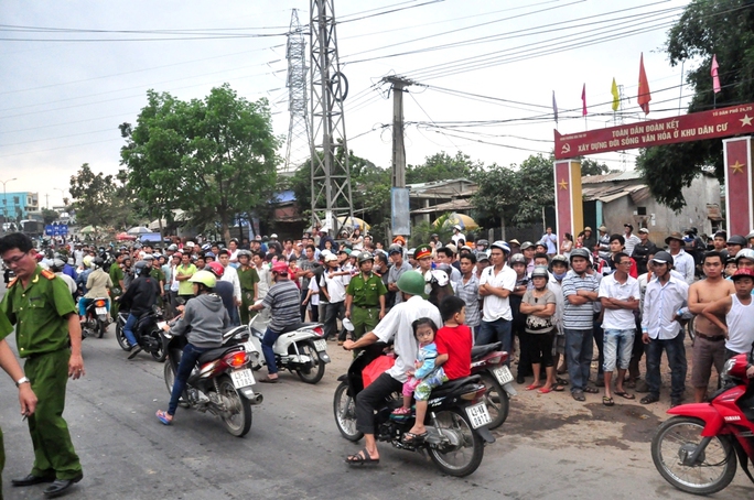 Xe tải tông bẹp nát xe khách, 12 người trọng thương