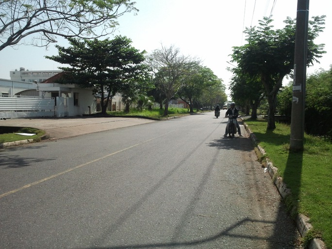 Đoạn đường trước Công ty FAPV (bìa trái) trên đường 14 trong KCX Tân Thuận, quận 7 – TP HCM, nơi anh Thân bị cướp xe.