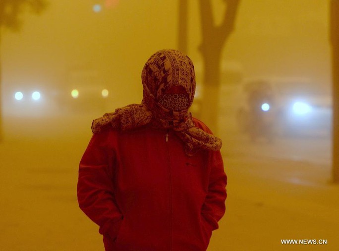 Trung Quốc: Thành phố đỏ ối khi bão cát kinh hoàng tấn công