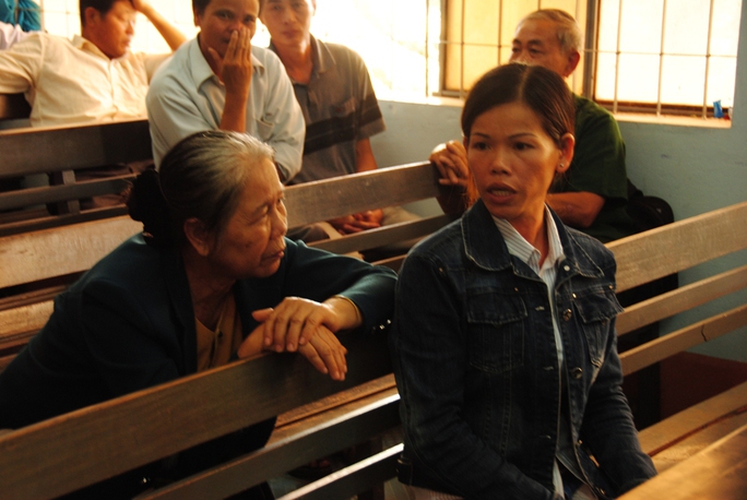Chị Triệu Thị Bài (bên phải) đau đớn trước cái chết của 2 con
