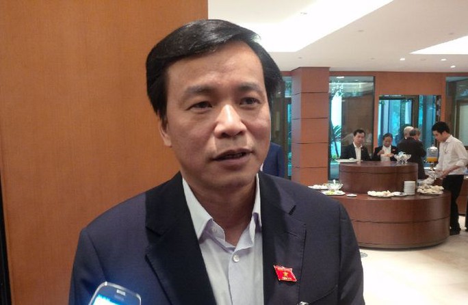 Chủ nhiệm Văn phòng Quốc hội Nguyễn Hạnh Phúc trả lời báo chí bên hành lang Quốc hội