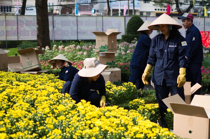 Anh chị e công nhân đang tích cực chuẩn bị cho Hội hoa xuân 2014