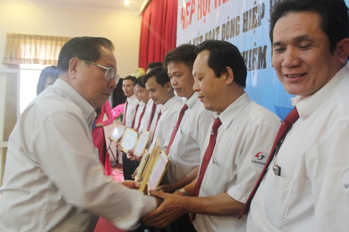 Đại diện Hiệp hội Vận tải ô tô Việt Nam trao giấy khen cho các lái xe tiêu biểu tại TP HCM