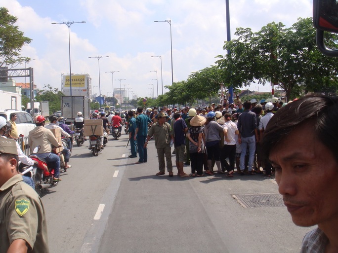 Nhiều người hiếu kỳ tò mò xem việc gì xảy ra trên đại lộ Võ Văn Kiệt vào sáng 30-9.