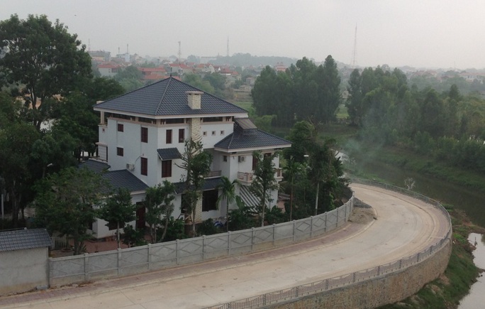 Biệt thự nhà ông Hà Hòa Bình, nguyên Phó chủ tịch UBND tỉnh Vĩnh Phúc vừa mới nghỉ hưu từ ngày 1-11 vừa qua đang trong giai đoạn hoàn tất