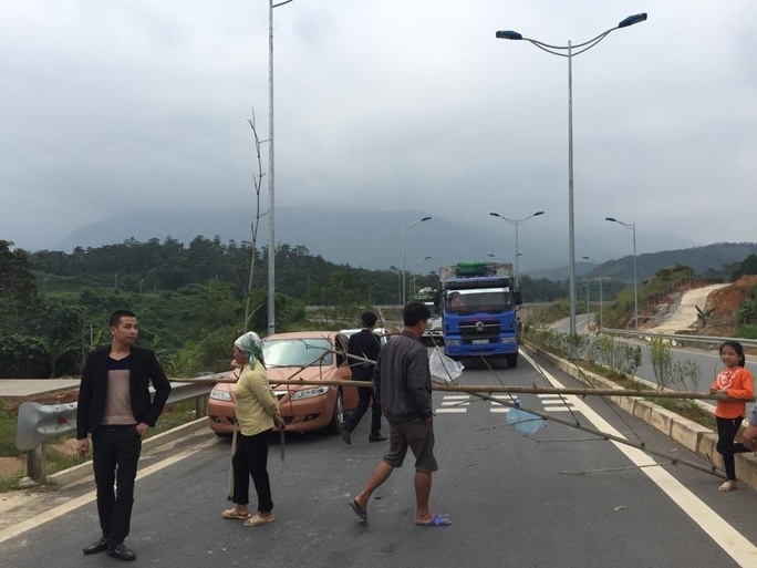 Đường cao tốc Nội Bài - Lào Cai bị người dân dựng rào chắn ngày 14-11. Ảnh: Đặng Thanh Phong