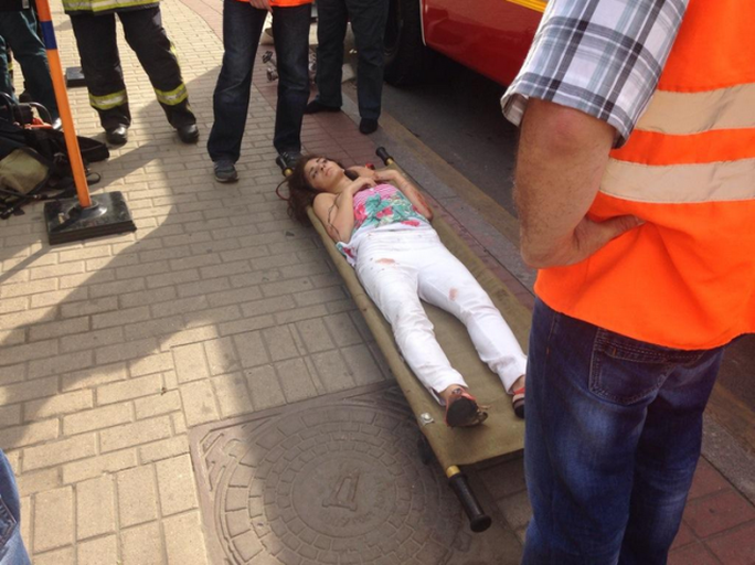 Các hành khách bị thương được chuyển tới bệnh viện. Ảnh: Twitter
