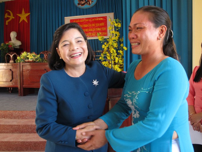 Bà Nguyễn Thị Như Thủy, Phó Chủ tịch Thường trực Hội đồng thi đua khen thưởng thuộc UBND TP HCM động viên chị Thu Thủy