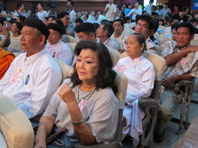 Diễn viên Kim Cương cùng người dân TP HCM tham gia cuộc mít tinh bày tỏ thái độ trước việc Trung Quốc xâm phạm chủ quyền lãnh thổ Việt Nam