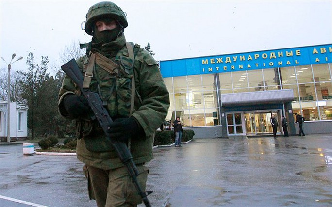 Một người được vũ trang tuần tra tại sân bay ở Symferopol, Crimea. Ảnh: REUTERS