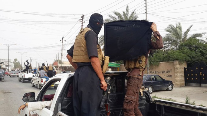 Các tay súng IS trên đường phố Mosul - Iraq hồi tháng 6-2014. Ảnh: Reuters