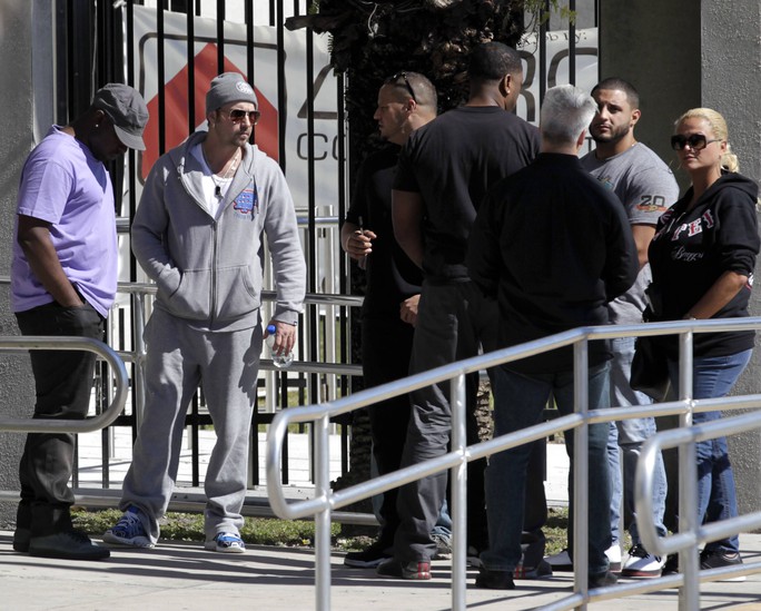Jeremy Bieber (áo xám, thứ hai từ trái sang) - cha của Justin Bieber - chờ con trai được cho tại ngoại. Ảnh: Reuters