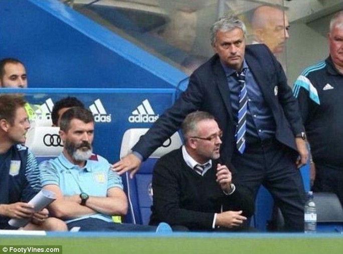 Roy Keane không hề nhìn HLV Mourinho khi ông này đến chào ra về