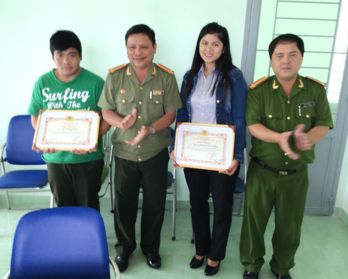 Nữ “hiệp sĩ” Nguyễn Hồng Xuân Trường cùng anh Cao Hoàng Dũng nhận giấy khen của Công an tỉnh Bình Dương.