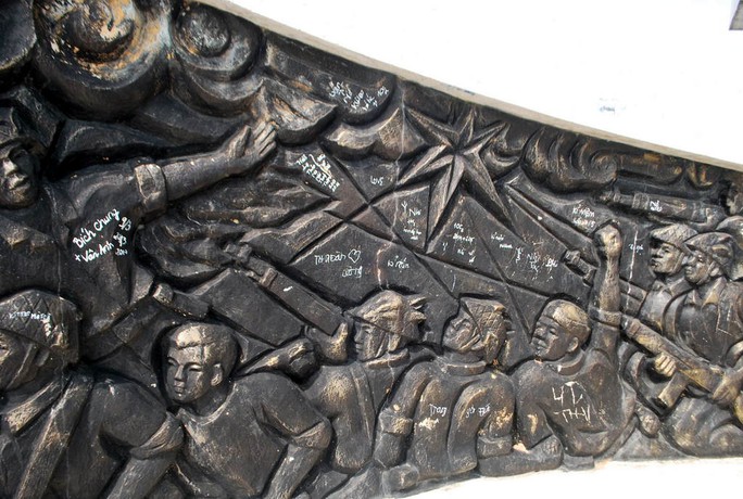 Phù điêu tượng đài chiến thắng Bồ Bồ bị những người vô ý thức viết bậy. Ảnh: Hải Âu