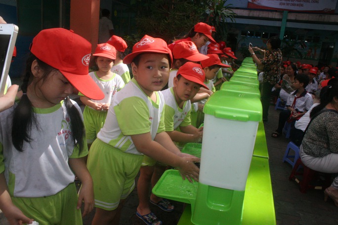 Học sinh trường mầm non 9 quận 3 rửa tay bằng xà phòng hưởng ứng chiến dịch tại lễ phát động