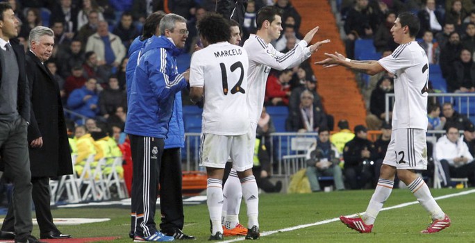 Hành động của Di Maria diễn ra ngay sau khi anh nhường chỗ cho Bale