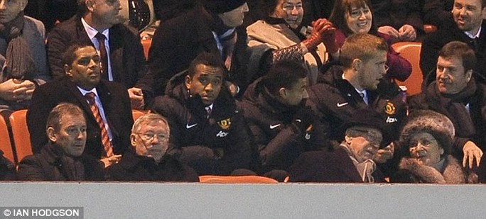 Cựu HLV M.U Ferguson và Bryan Robson (bìa trái) trên khán đài sân Ánh sáng