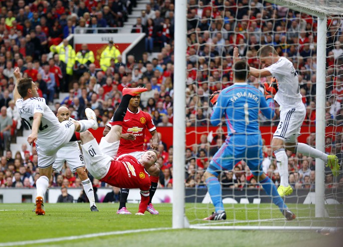 Rooney tung người gỡ hòa cho M.U