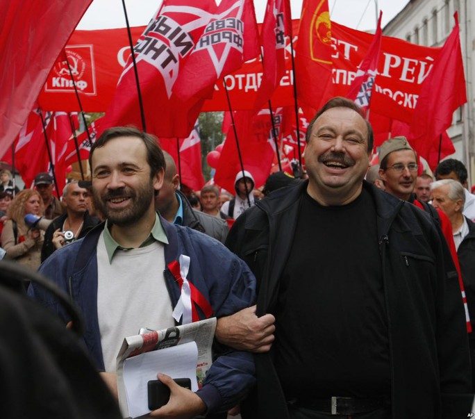 Ông Ilya Ponomarev (phải) trong một cuộc tuần hành tại Moscow vào tháng 9-2012. Ảnh: AP