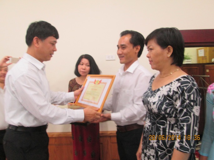 Ông Trần Công Phong, Chủ tịch Công đoàn ngành Giáo dục Việt Nam tặng giấy khen cho CNVC-LĐ tiêu biểu ngành Giáo dục TP HCM