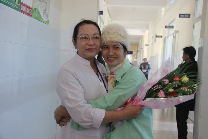 Chị Ngọc ôm chầm y bác sĩ bệnh viện , cảm ơn vì mình đã được cứu sống
