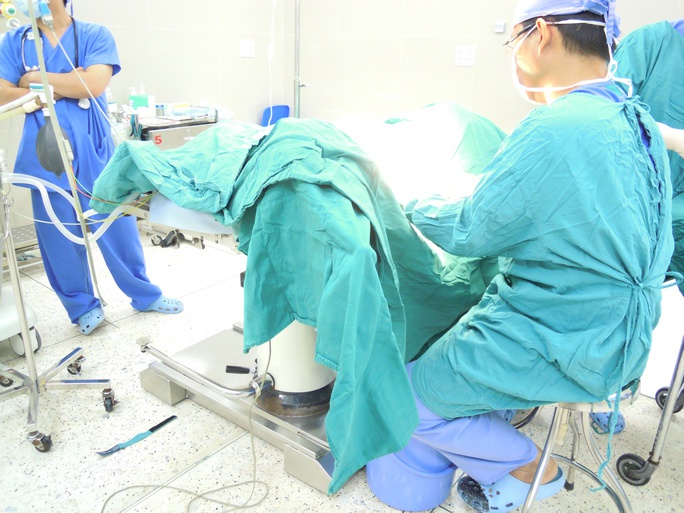 Các bác sĩ đang tiến hành phẫu thuật cắt niêm mạc niệu đạo sa