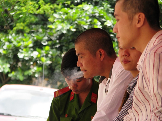 Sang là đối tượng nghiện rất nặng. Trong thời gian chờ tuyên án Sang xin được hút một điếu thuốc