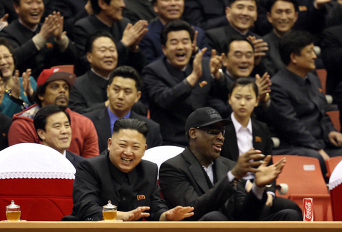Kim Jong-un và ngôi sao bóng rổ Mỹ. Ảnh: AP