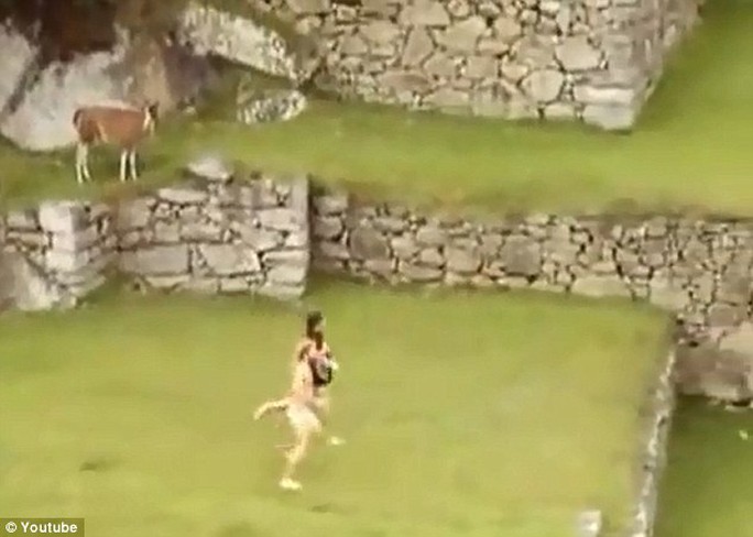 Đôi nam nữ khỏa thân bỏ chạy trong thánh địa Machu Picchu. Ảnh cắt từ clip