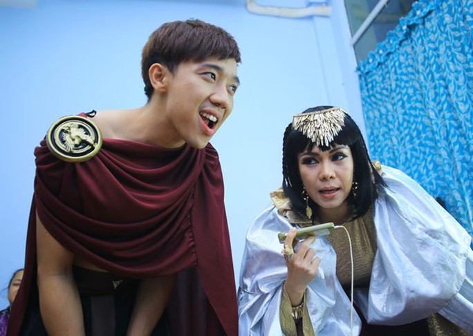 Việt Hương và Trấn Thành trong hậu trường chương trình Ơn giời! Cậu đây rồi. Ảnh: Phạm Thế Danh