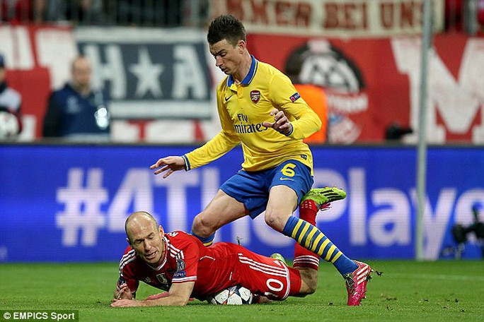 HLV Wenger lại tố Robben ăn vạ