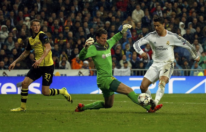Bàn thắng của Ronaldo đã giúp anh cân bằng kỷ lục 14 bàn thắng ở Champions League trong một mùa của Messi