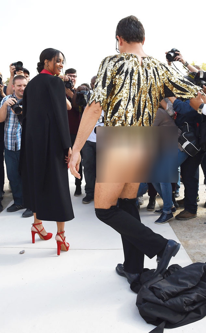 Khoe mông “quấy rối” Tuần lễ thời trang Paris