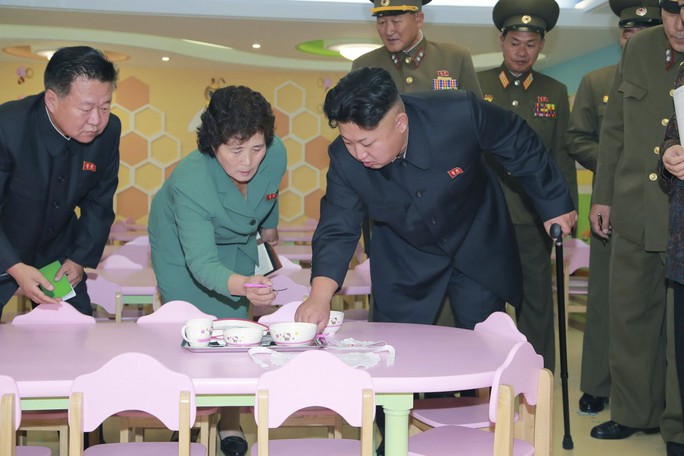 Kim Jong-un xuất hiện hồi đầu tháng 10-2014 với cây gậy trên tay. Ảnh: KCNA