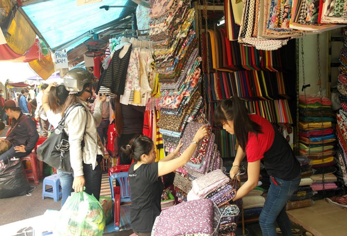 Hơn 10 giờ sáng, các tiểu thương chợ Tân Bình mới mở cửa buôn bán trở lại.