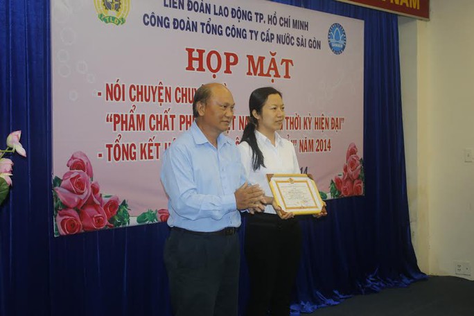 Ông Phan Văn Phùng, Phó bí thư Thường trực Đảng ủy Sawaco, trao giải nhất 

cho thí sinh Nguyễn Huỳnh Dung Ảnh: KHÁNH AN