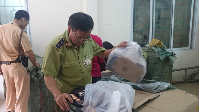 Trên xe vận chuyển nhiều lô hàng, trong đó có hơn 220 sản phẩm gồm các loại đồ chơi tình dục nhãn Trung Quốc