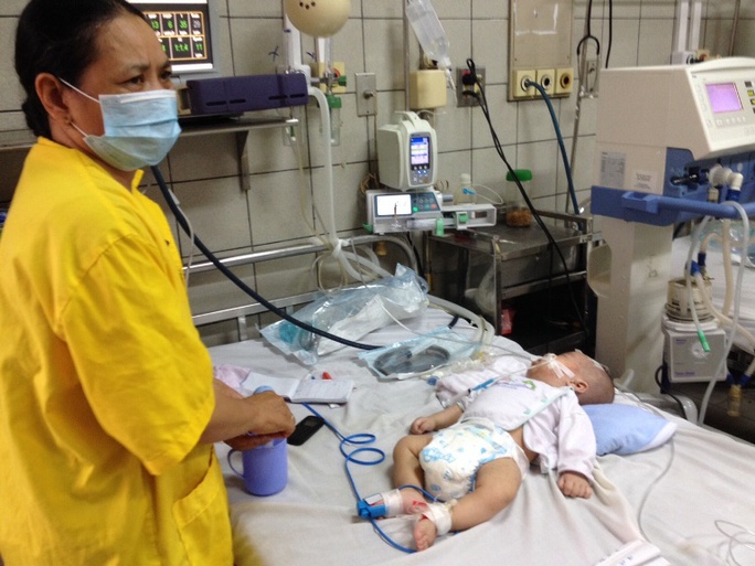 Bé K.Đ.A (4 tháng tuổi, ở Hưng Yên) nguy kịch vì biến chứng sởi đang được điều trị tại BV Bạch Mai (Hà Nội)