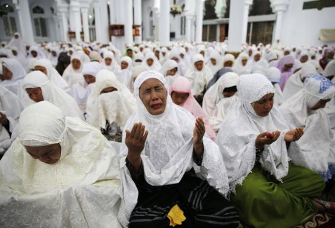 Lễ cầu nguyện tại Aceh – Indonesia. Ảnh: Reuters