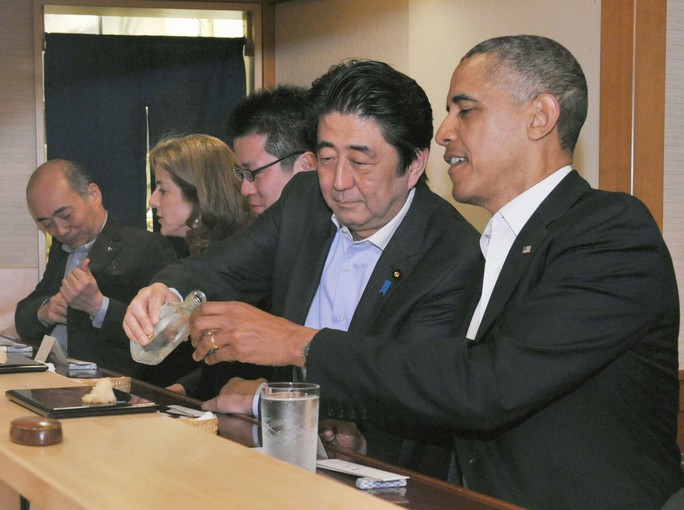 Tổng thống Obama và Thủ tướng Nhật Bản dùng bữa tại nhà hàng sushi nổi tiếng nhất thế giới. Ảnh: Kyodo