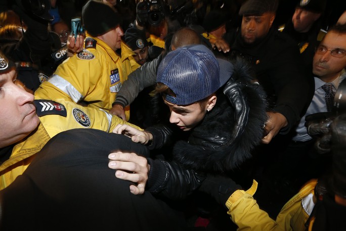 Justin Bieber lại hầu tòa vì tình nghi đánh người